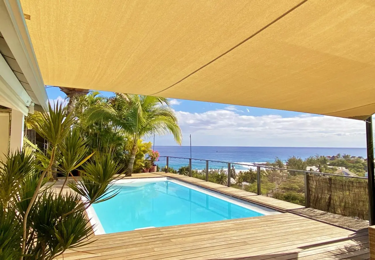 Piscine privée chauffée de la Villa Palmazur avec transats et vue océan