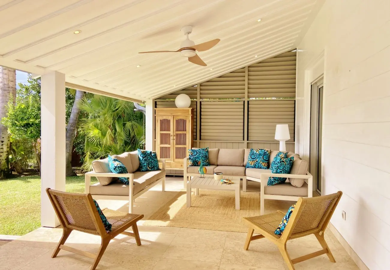 Salon extérieur au bord de la piscine de la Villa Palmazur